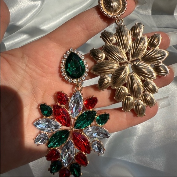 New! Christmas jewelry Festive Red and Green Teardrop Earrings - Picture 6 of 7